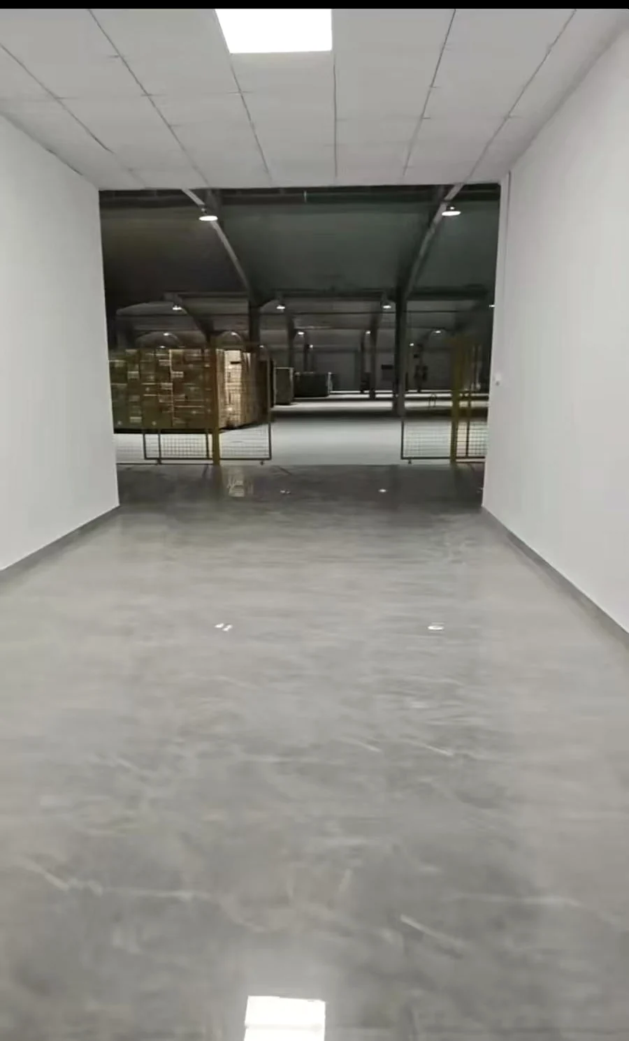 维雅斯仓储区